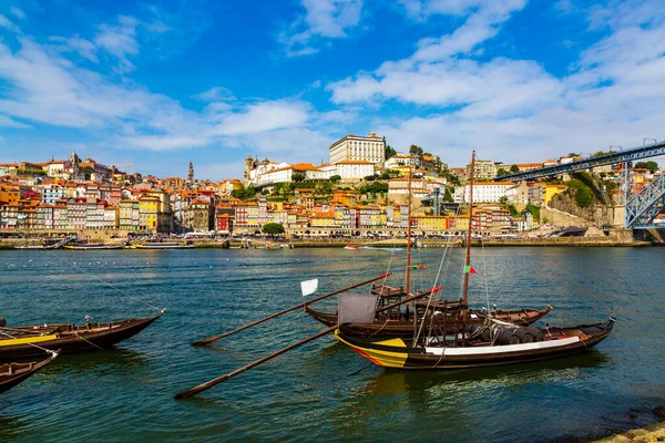 Oporto, Portogallo, Riberia centro storico paesaggio urbano e il fiume Douro con barche Rabelo tradizionali — Foto Stock