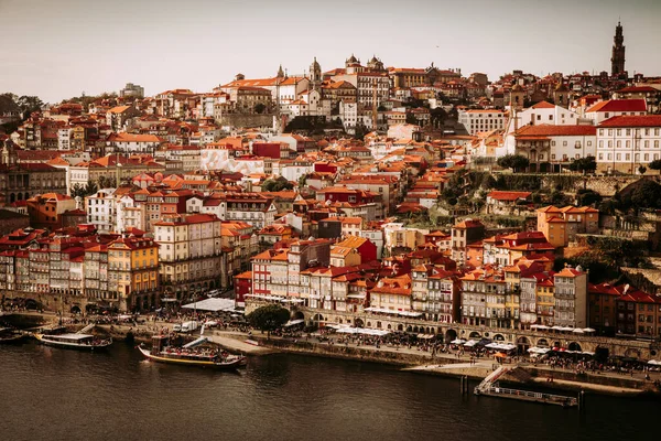 Porto, Portugalia, vedere uimitoare la cartierul Riberia cu case istorice și râul Douro văzut de pe podul Ponte de Dom Luis — Fotografie, imagine de stoc