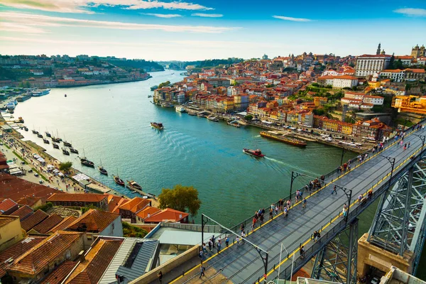Porto, Portugalia: Vedere pitorească a orașului vechi Riberia și a podului Ponte de Dom Luis peste râul Douro văzut de sus — Fotografie, imagine de stoc