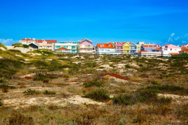 Costa Nova, Portekiz: Aveiro yakınlarındaki Atlantik kıyısının yanındaki Palheiros adlı renkli çizgili sahil evleri.