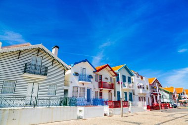 Costa Nova, Portekiz: Aveiro yakınlarında Atlantik kıyısındaki sahil beldesinde Palheiros adı verilen renkli çizgili evler.