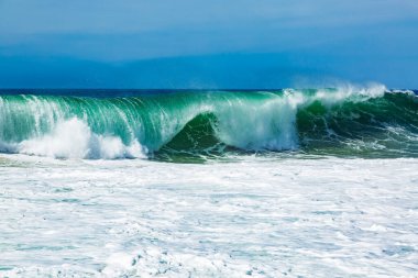 Beyaz köpüklü büyük mavi okyanus dalgaları