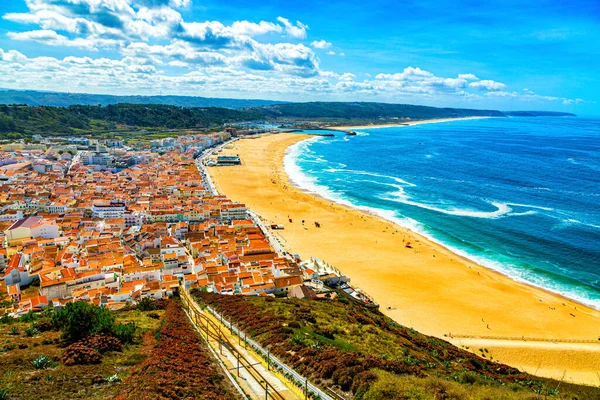 Nazare, Portugal: Panorama da cidade nazista e Oceano Atlântico visto do ponto de vista na colina Nazare Sitio — Fotografia de Stock