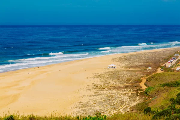 Vista da praia Norte arenosa e do Oceano Atlântico azul em Nazare, Portugal — Fotografia de Stock