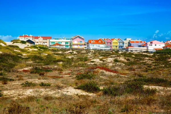 Costa Nova, Portugalia: case de plajă colorate cu dungi numite Palheiros lângă coasta Atlanticului lângă Aveiro . fotografii de stoc fără drepturi de autor
