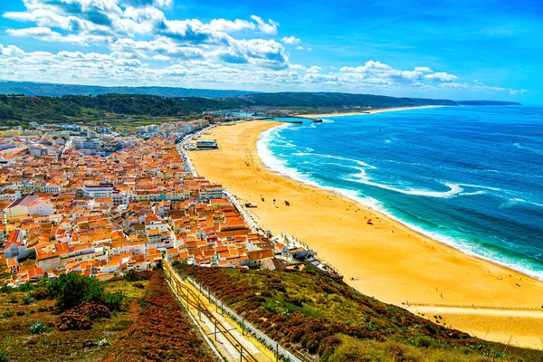 Назаре, Португалия: город Назаре и Атлантический океан с обзорной точки на холме Назаре Ситио Стоковая Картинка