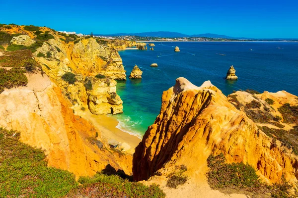 Algarve, Portugal: Maravilhosa lagoa azul oceânica e praia de areia entre falésias amarelas. Place está localizado perto do Oceano Atlântico neer Lagos cidade na Europa . — Fotografia de Stock