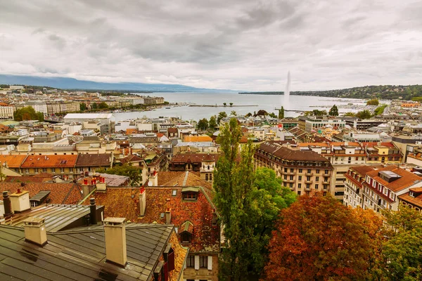 Ginevra, Svizzera: vista sulla città e sul lago vista dalla torre della Cattedrale di San Pietro — Foto Stock