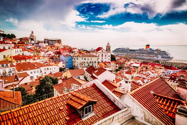 Alfama cartier vechi oraș văzut din Miradouro das Portas do Sol punct de observare în Lisabona, Portugalia — Fotografie, imagine de stoc