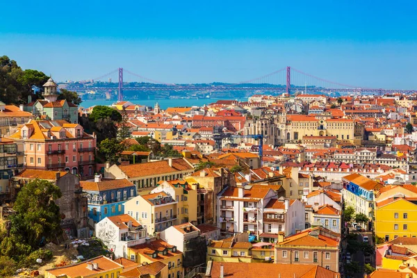 Панорама старого города Лиссабона с смотровой площадки Miradouro da Graca, Португалия — стоковое фото