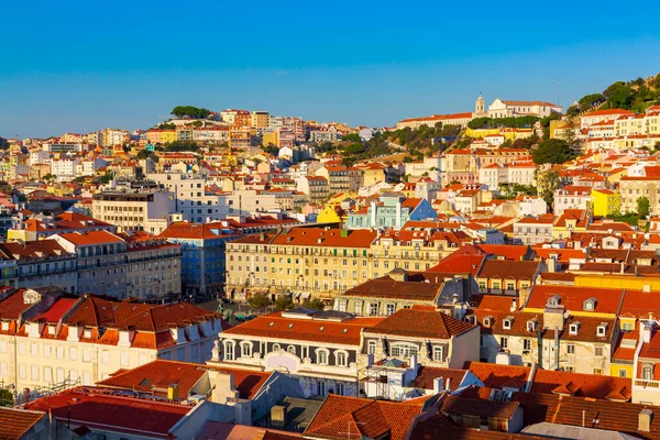 Panorama van de oude stad bij zonsondergang vanaf Santa Justa Lift in Lissabon stad, Portugal — Stockfoto