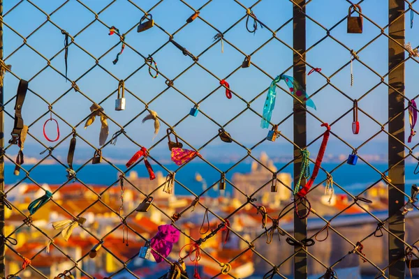 Lovelocks ligados ao Santa Justa Lift na cidade de Lisbone, Portugal — Fotografia de Stock