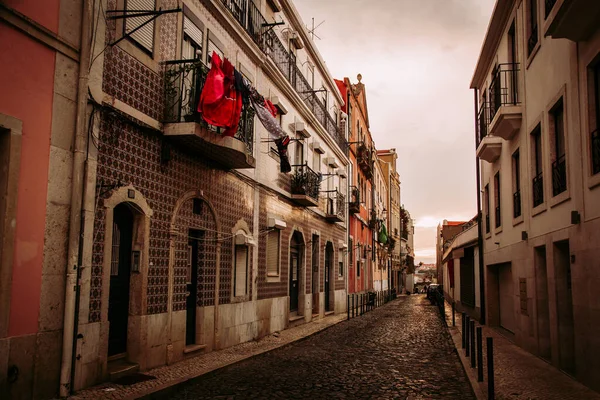 Calle del casco antiguo de Alfama en Lisboa al atardecer, Portugal — Foto de Stock