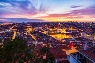 Lizbon 'un eski kasaba ve Baixa bölgesinin güzel manzarası Sao Jorge Castle Hill, Portekiz' de görüldü.