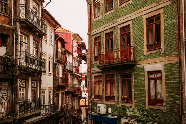 Casas históricas típicas com decoração de azulejos na cidade do Porto, Portugal — Fotografia de Stock