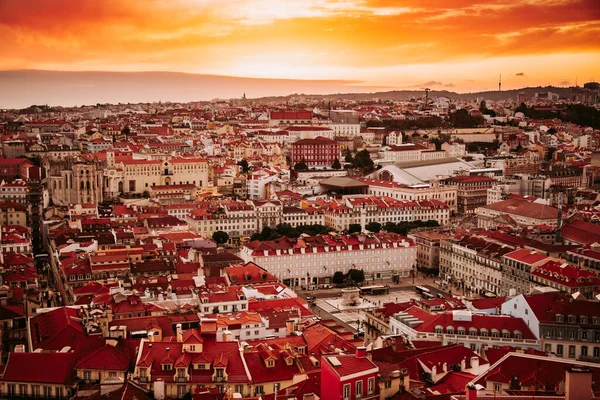 Panorama frumoasă a orașului vechi și a districtului Baixa din orașul Lisabona în timpul apusului de soare, văzută de pe dealul Castelului Sao Jorge, Portugalia Fotografie de stoc