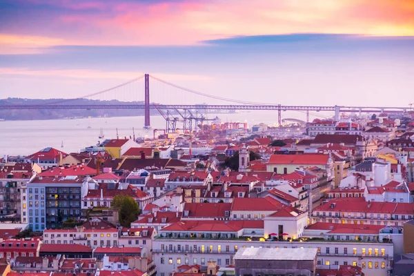 Podul 25 de Abril în timpul apusului de soare văzut de la Castelul Sao Jorge din Lisabona, Portugalia Imagine de stoc