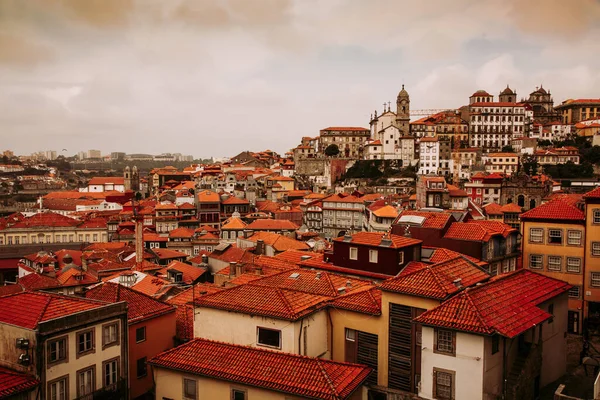 Hermoso panorama de los edificios históricos del casco antiguo de Oporto, Portugal — Foto de Stock