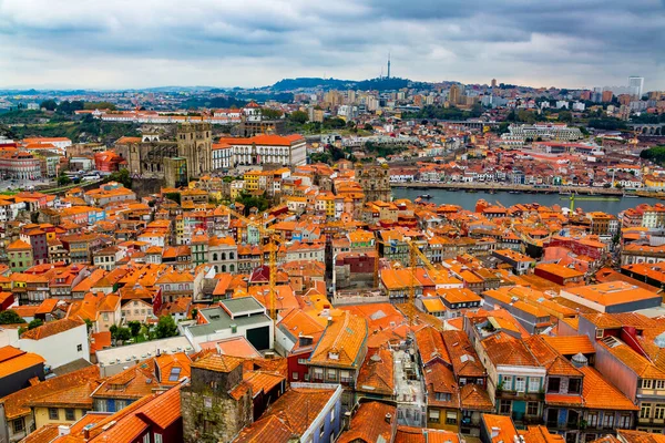 Uitzicht vanuit de lucht op oude historische gebouwen van Porto stad en Vila Nova de Gaia met Douro rivier, Portugal — Stockfoto