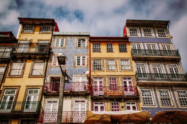 Portekiz 'in Porto kentindeki eski Ribeira kasabasındaki güzel tarihi renkli binalar.