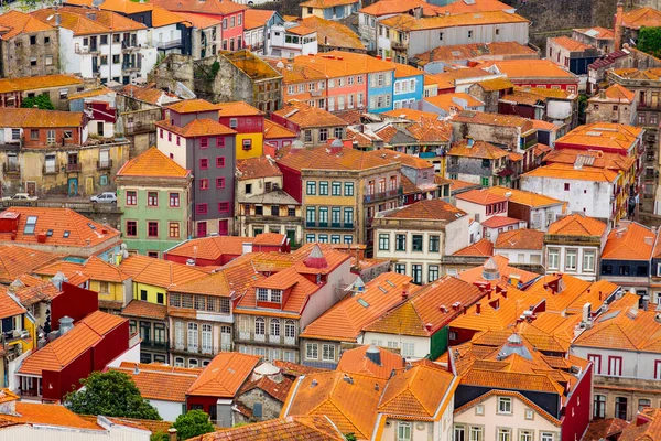 Старые исторические здания с оранжевыми крышами в Порту, вид с башни Clerigos, часть церкви священнослужителей, Португалия — стоковое фото
