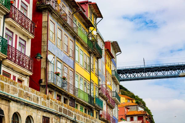 Frumoase clădiri istorice colorate în orașul vechi Ribeira din orașul Porto, Portugalia — Fotografie, imagine de stoc