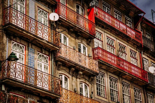 Belas construções históricas coloridas na cidade velha de Ribeira, na cidade do Porto, Portugal — Fotografia de Stock