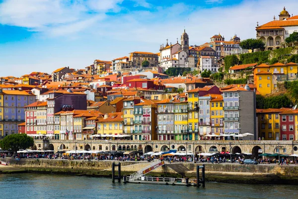 ポルト、ポルトガル、旧市街の街並みとドゥオーロ川、ドム・ルシ橋から見られる — ストック写真