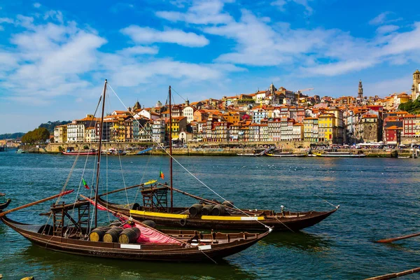 Porto, Portekiz, Ribirya eski şehir manzarası ve geleneksel Rabelo tekneleriyle Douro Nehri.