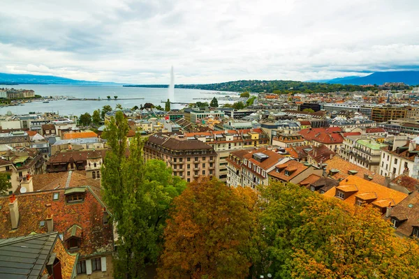 Geneva, Elveția: vedere la oraș și lac văzută din Turnul Catedralei St. Peters — Fotografie, imagine de stoc