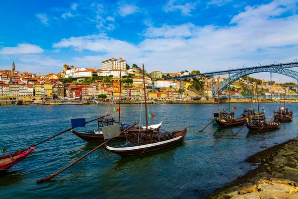 Oporto, Portogallo, Riberia centro storico paesaggio urbano con ponte Dom Lusi e il fiume Douro con barche Rabelo tradizionali — Foto Stock