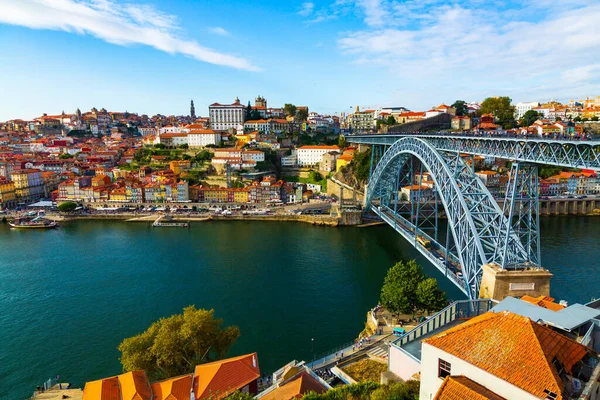 Oporto, Portogallo, pittoresca vista sul centro storico di Riberia e Ponte de Dom Luis ponte sul fiume Douro . — Foto Stock