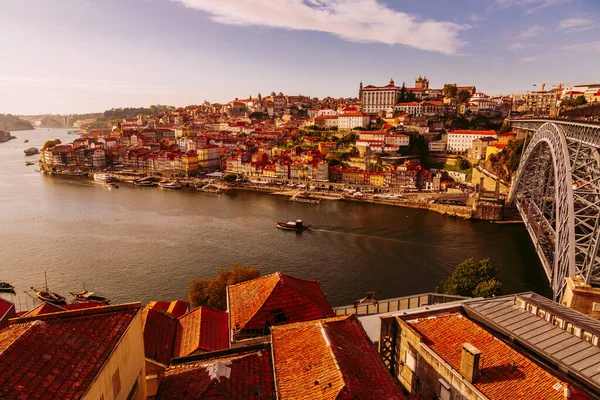 Oporto, Portogallo, città vecchia edifici colorati del quartiere Riberia e il fiume Douro — Foto Stock