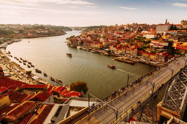 Oporto, Portogallo, pittoresca vista sul centro storico di Riberia e Ponte de Dom Luis ponte sul fiume Douro . — Foto Stock