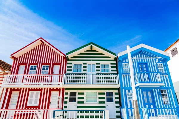 Costa Nova, Portugal: kleurrijke gestreepte huizen genaamd Palheiros gelegen in badplaats aan Atlantische kust nabij Aveiro. — Stockfoto