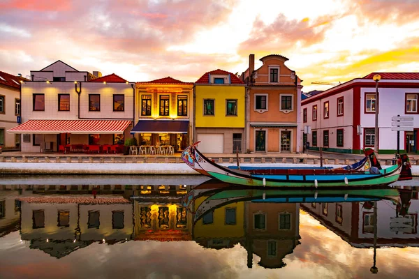 Aveiro, Portugalia, Bărci tradiționale Moliceiro colorate andocate în canalul de apă de-a lungul străzii Cais dos Mercanteis Fotografie de stoc