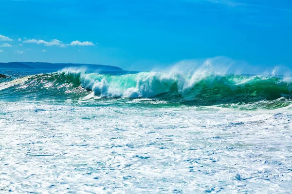 Duże niebieskie fale oceaniczne z białą pianką — Zdjęcie stockowe