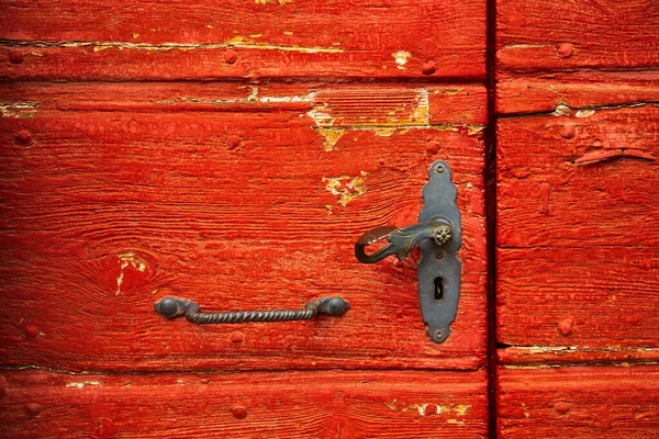 Vintage rode houten deur met oud ijzeren handvat — Stockfoto