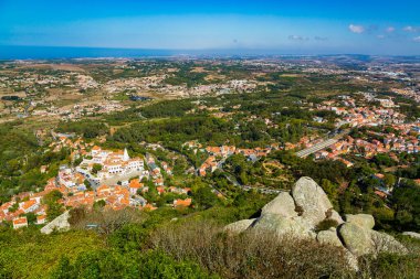 Portekiz 'deki Fas Kalesi' nden Sintra köyünün panoraması.