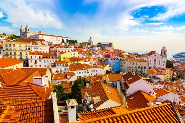 Alfama cartier vechi oraș văzut din Miradouro das Portas do Sol punct de observare în Lisabona, Portugalia — Fotografie, imagine de stoc
