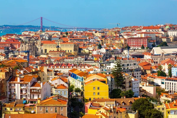 Panorama van Lissabon oude stad gezien vanaf Miradouro da Graca observatiepunt, Portugal — Stockfoto