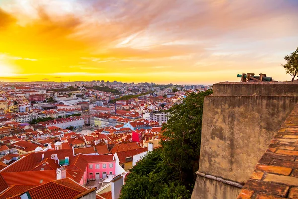 Kanon en verdedigingsmuren van kasteel Sao Jorge en een prachtig uitzicht op de oude stad van Lissabon tijdens zonsondergang, Portugal — Stockfoto