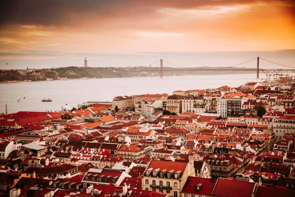 Prachtig panorama van de oude stad Baixa district en de Taag rivier in Lissabon stad tijdens zonsondergang, gezien vanaf Sao Jorge Castle hill, Portugal — Stockfoto