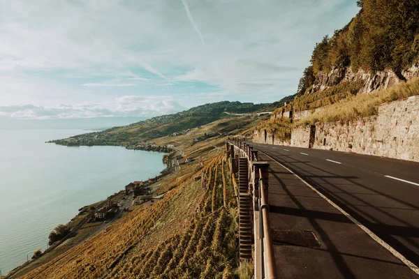 스위스, 라보: 바우 드의 칸 톤, 제네바 호수 옆에 멋진 산이 보이는 오토바이 — 스톡 사진