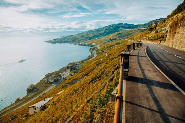 Lavaux, Suiza: Autopista con impresionantes vistas a la montaña junto al lago Geneva, Cantón de Vaud —  Fotos de Stock