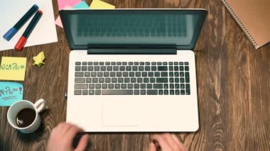 Dizüstü bilgisayarda çalışan serbest meslek.