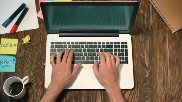 Freelancer werken op de laptop. — Stockvideo