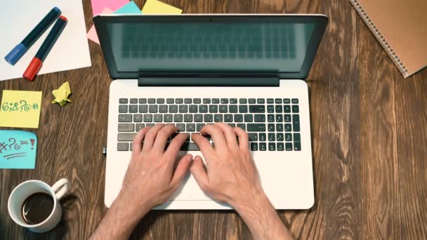 Freelancer trabalhando no laptop . — Vídeo de Stock