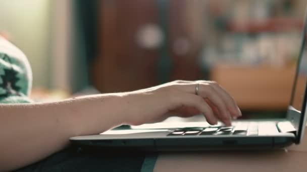 Detail z ženských rukou pomocí moderních digitálních tabletu v domácí interiér. — Stock video