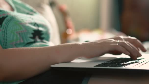 Close-up de mãos femininas usando tablet digital moderno no interior da casa . — Vídeo de Stock
